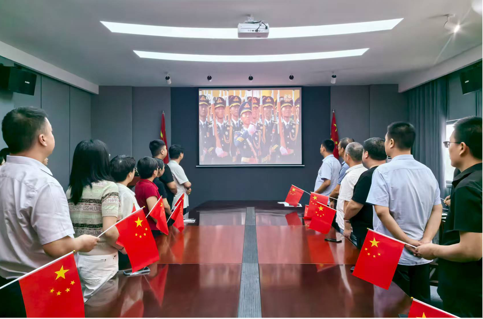 河南鴻宸建設(shè)有限公司組織觀看紀(jì)念中國(guó)人民抗日戰(zhàn)爭(zhēng)暨世界反法西斯戰(zhàn)爭(zhēng)勝利80周年大會(huì)及閱兵活動(dòng)